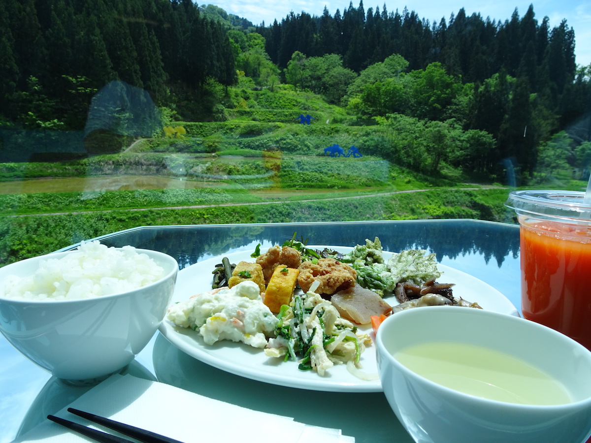 農舞台内にある里山食堂